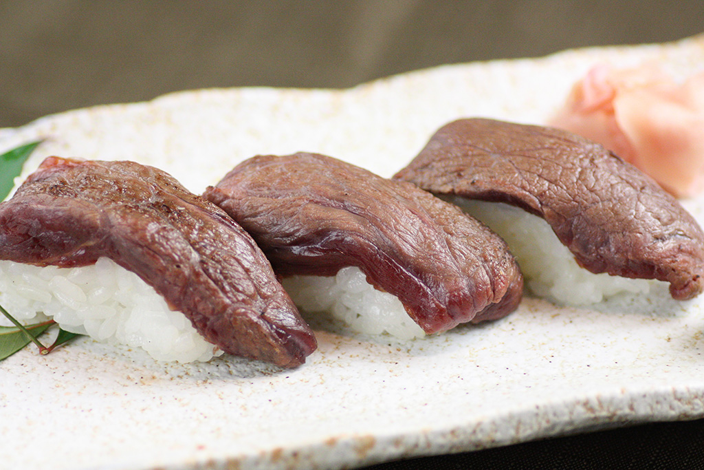柔らか赤身の炙り寿司…530円　炙っても旨い！